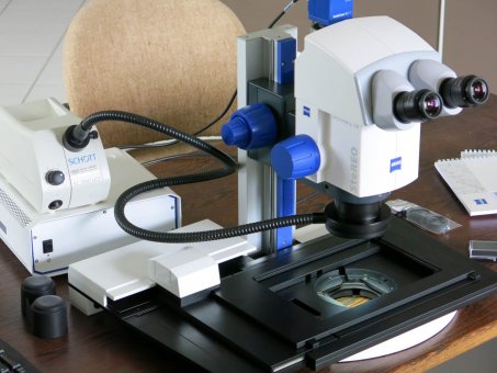 Zeiss Stereomikroskop Discovery V8 mit Motorsäule und Motorkreuztisch 