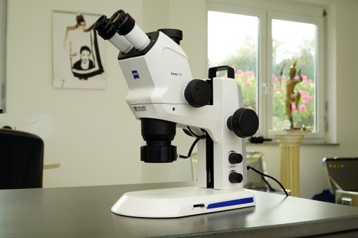 Stereomikroskop Stemi 508 mit Stativ K EDU und Stemi-Spot Senkrechtbeleuchtung 