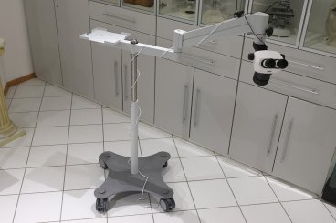 Stemi 305 mit Bodenstativ und Senkrechtbeleuchtung 