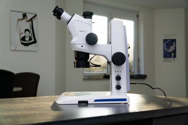 ZEISS Stemi 508 doc mit Stemi-Spot Senkrechtbeleuchtung im Stativ M 