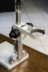 Inverses Tischstativ mit Neigefunktion 