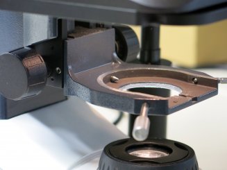 Kondensorträger mit beidseitiger Höhenverstellung 