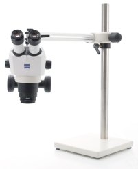 ZEISS Stemi 355 mit Auslegerstativ B und Vorsatzoptik 0,5x 