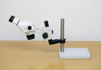 Stemi 305 mit inversem Tischstativ und Neigekupplung 