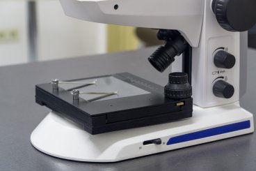 Zeiss Stativ K EDU mit Kreuztisch und LED-Spot 